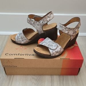 Comfortiva Women's Arbria Grey  Wedge Sandals -  New in Box